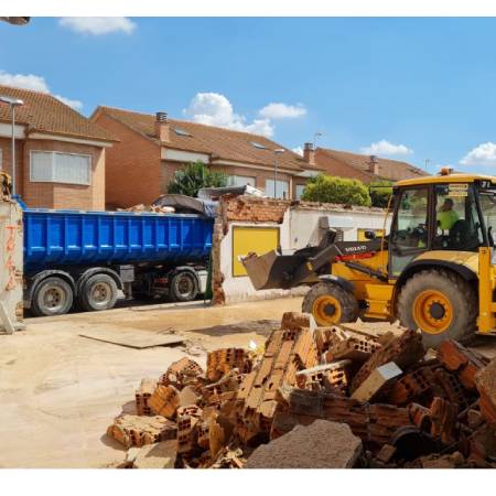 Máquina demoliendo edificios