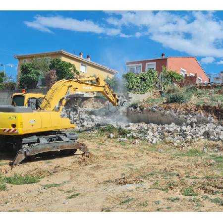 Máquina demoliendo una casa