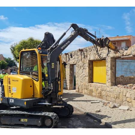 Trabajador derribando una pared